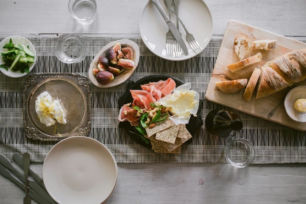 Mesa preparada con alimentos para compartir
