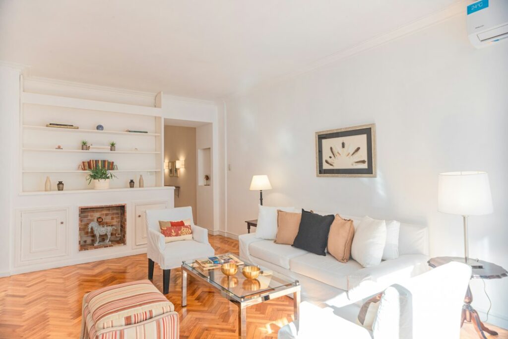 Interior de una vivienda con muebles y luz natural