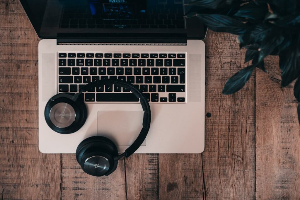 Dispositivos y accesorios electrónicos sobre una mesa
