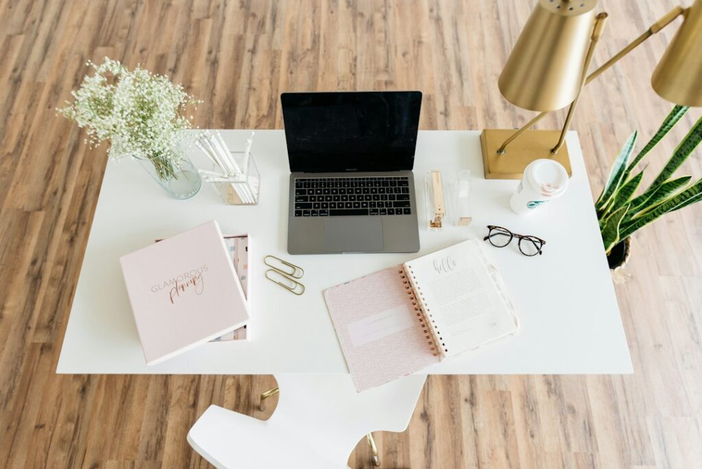 Mesa de trabajo con ordenador y material de oficina